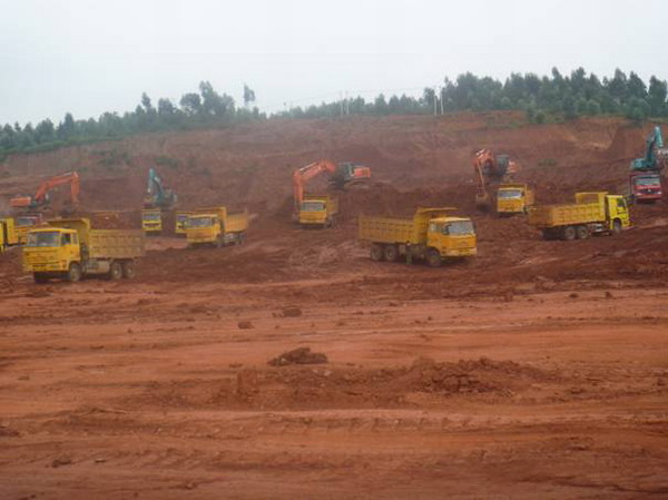 云南盛翔----------中聯(lián)市場管理有限公司安寧金方工業(yè)園區(qū)場地平整工程