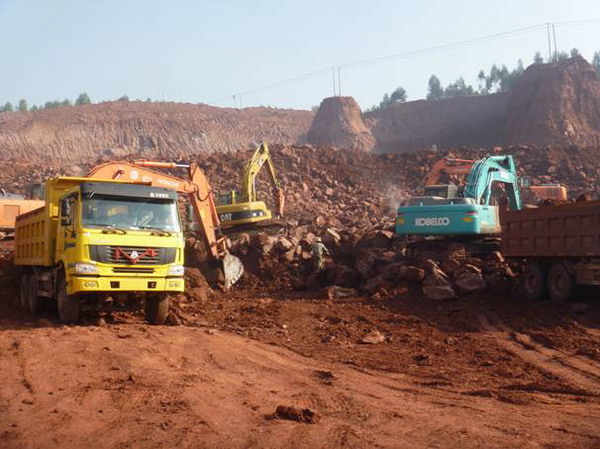 云南盛翔----------中聯(lián)市場管理有限公司安寧金方工業(yè)園區(qū)場地平整工程