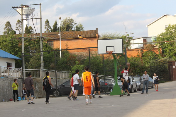 公司與安寧市水務(wù)局舉行籃球聯(lián)誼比賽