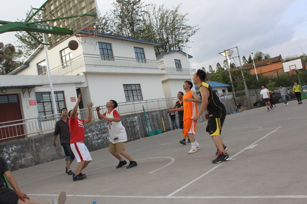 公司與安寧市水務(wù)局舉行籃球聯(lián)誼比賽