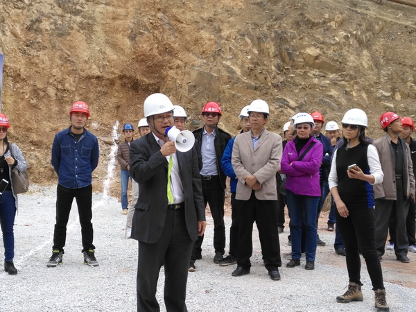 昆明市水務(wù)系統(tǒng)2017年度安全生產(chǎn)學(xué)習(xí)團(tuán)隊(duì)到我司監(jiān)理的小營(yíng)水庫(kù)擴(kuò)建項(xiàng)目參觀(guān)