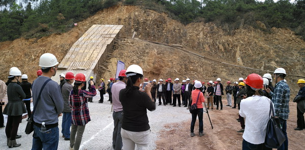 昆明市水務(wù)系統(tǒng)2017年度安全生產(chǎn)學(xué)習(xí)團(tuán)隊(duì)到我司監(jiān)理的小營(yíng)水庫(kù)擴(kuò)建項(xiàng)目參觀(guān)