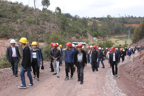昆明市水務(wù)系統(tǒng)2017年度安全生產(chǎn)學(xué)習(xí)團(tuán)隊(duì)到我司監(jiān)理的小營(yíng)水庫(kù)擴(kuò)建項(xiàng)目參觀(guān)