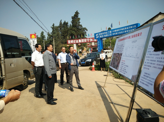 滇中產(chǎn)業(yè)新區(qū)管委會領(lǐng)導(dǎo)到我司監(jiān)理的320國道安寧城區(qū)金方路口至湖東路口段改造工程項(xiàng)目視察