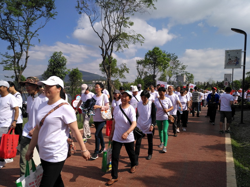 “綠水青山就是金山銀山，文明城市創(chuàng)建你我同參與”綠色出行、千人走寧湖活動