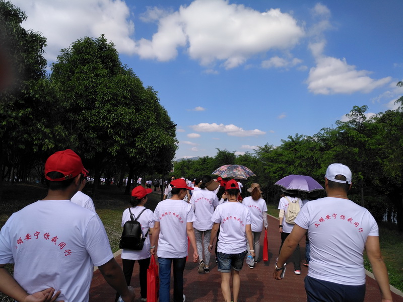 “綠水青山就是金山銀山，文明城市創(chuàng)建你我同參與”綠色出行、千人走寧湖活動