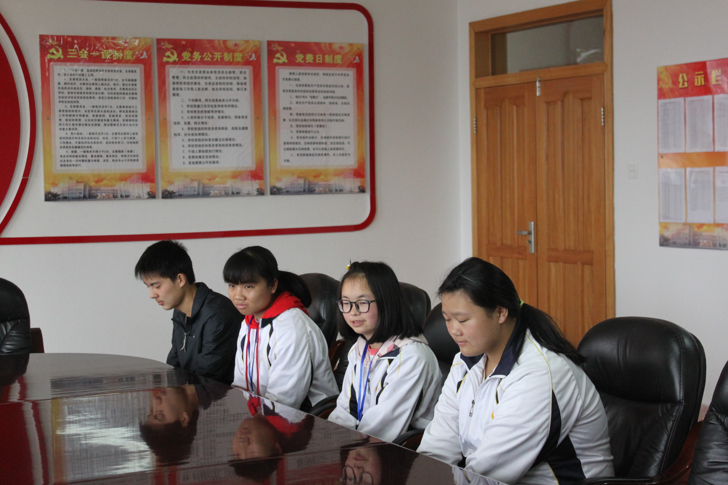 公司對安寧中學(xué)進行2018年度愛心助學(xué)捐贈