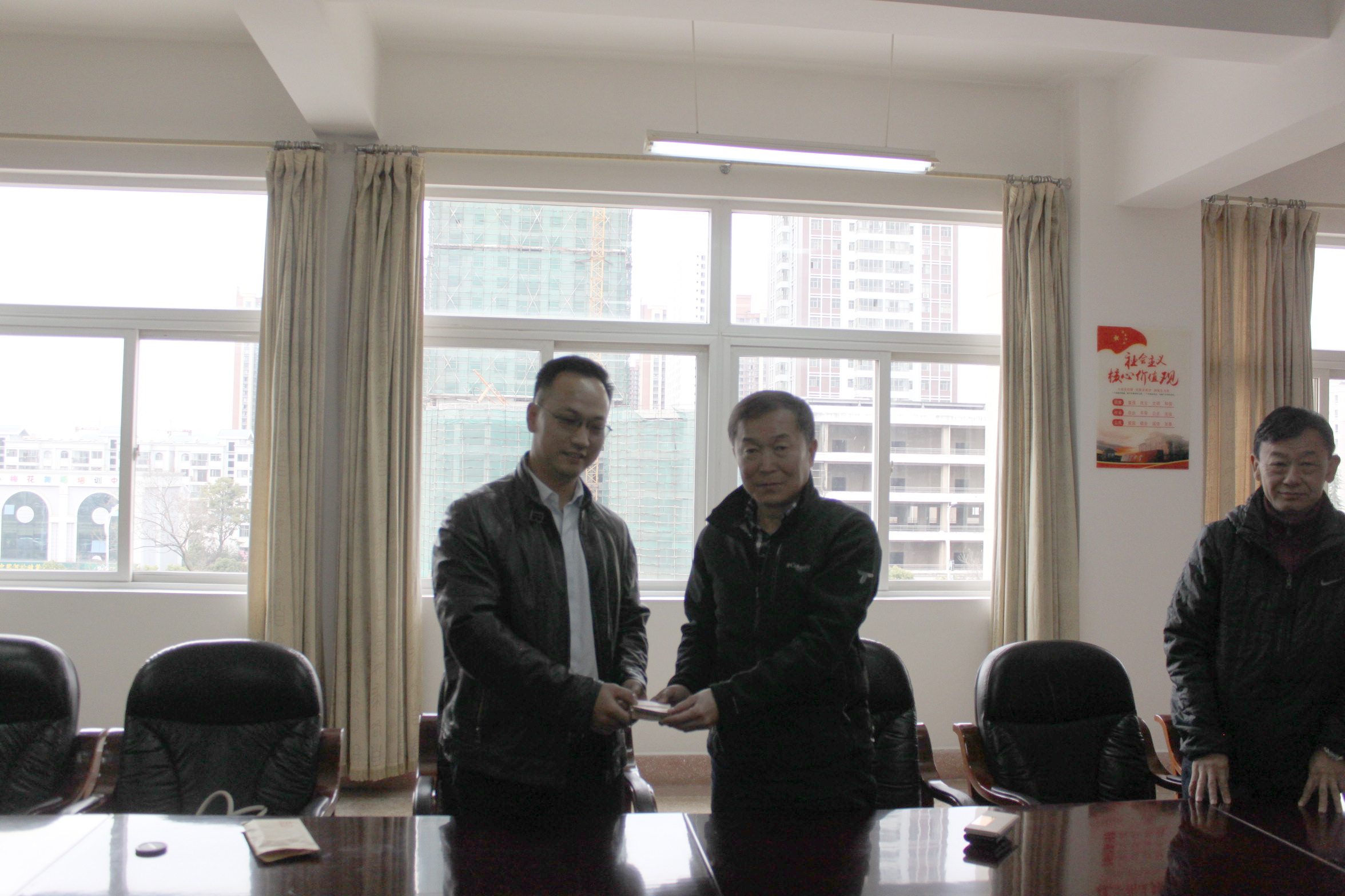 公司對安寧中學(xué)進行2018年度愛心助學(xué)捐贈