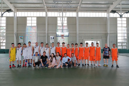 公司與云南工藝美術(shù)學校進行籃球友誼賽