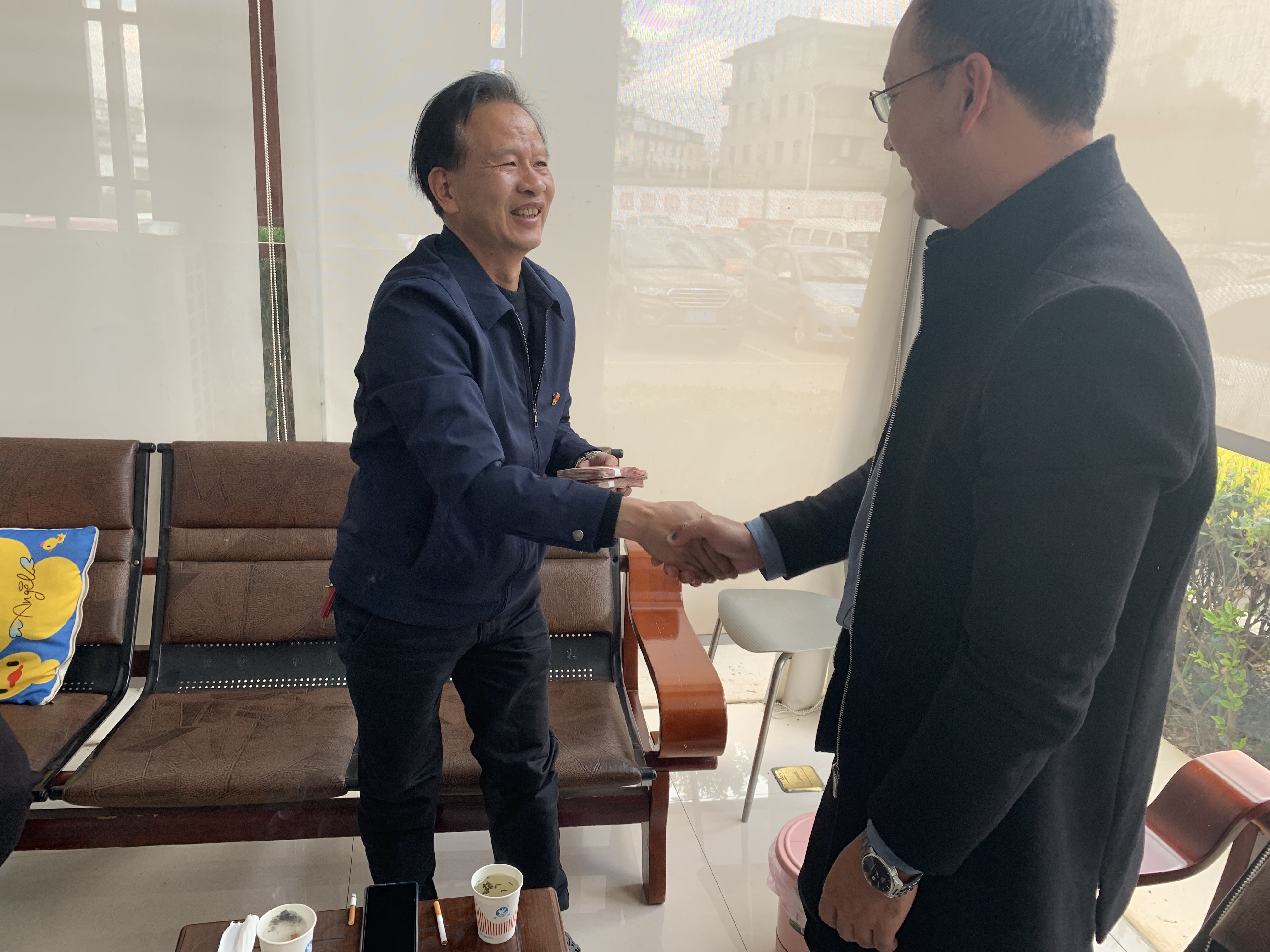 公司對安寧中學、祿脿中學進行2019年度愛心助學捐贈