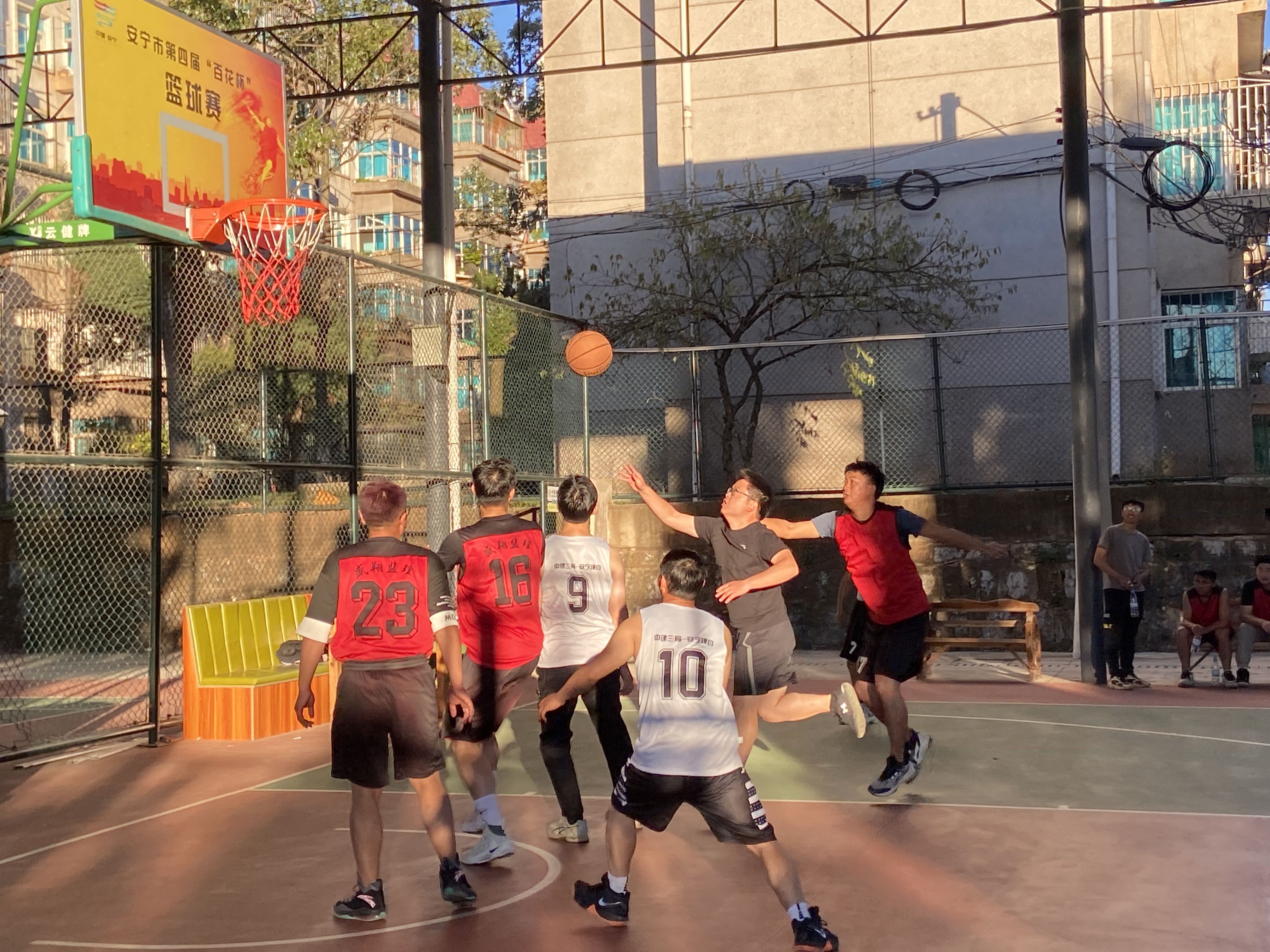 公司籃球隊(duì)與中建三局舉行籃球友誼賽