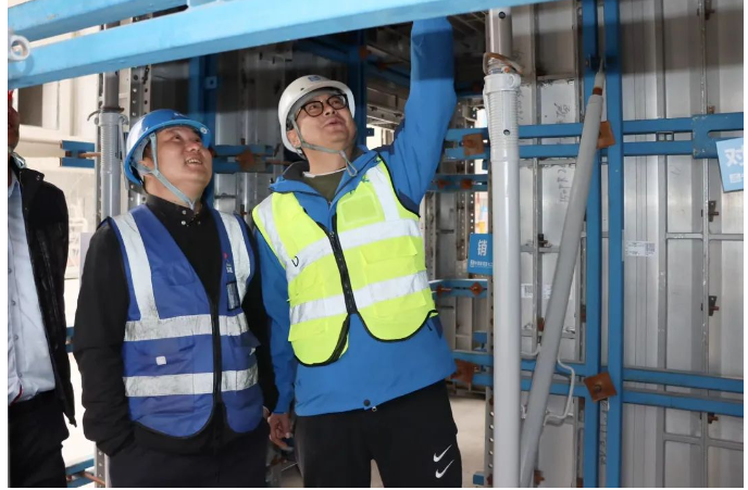 2023年12月由昆明市建筑協(xié)會組織的質量、安全觀摩活動在我司監(jiān)理的安寧市官廂街更新改造工程項目順利開展