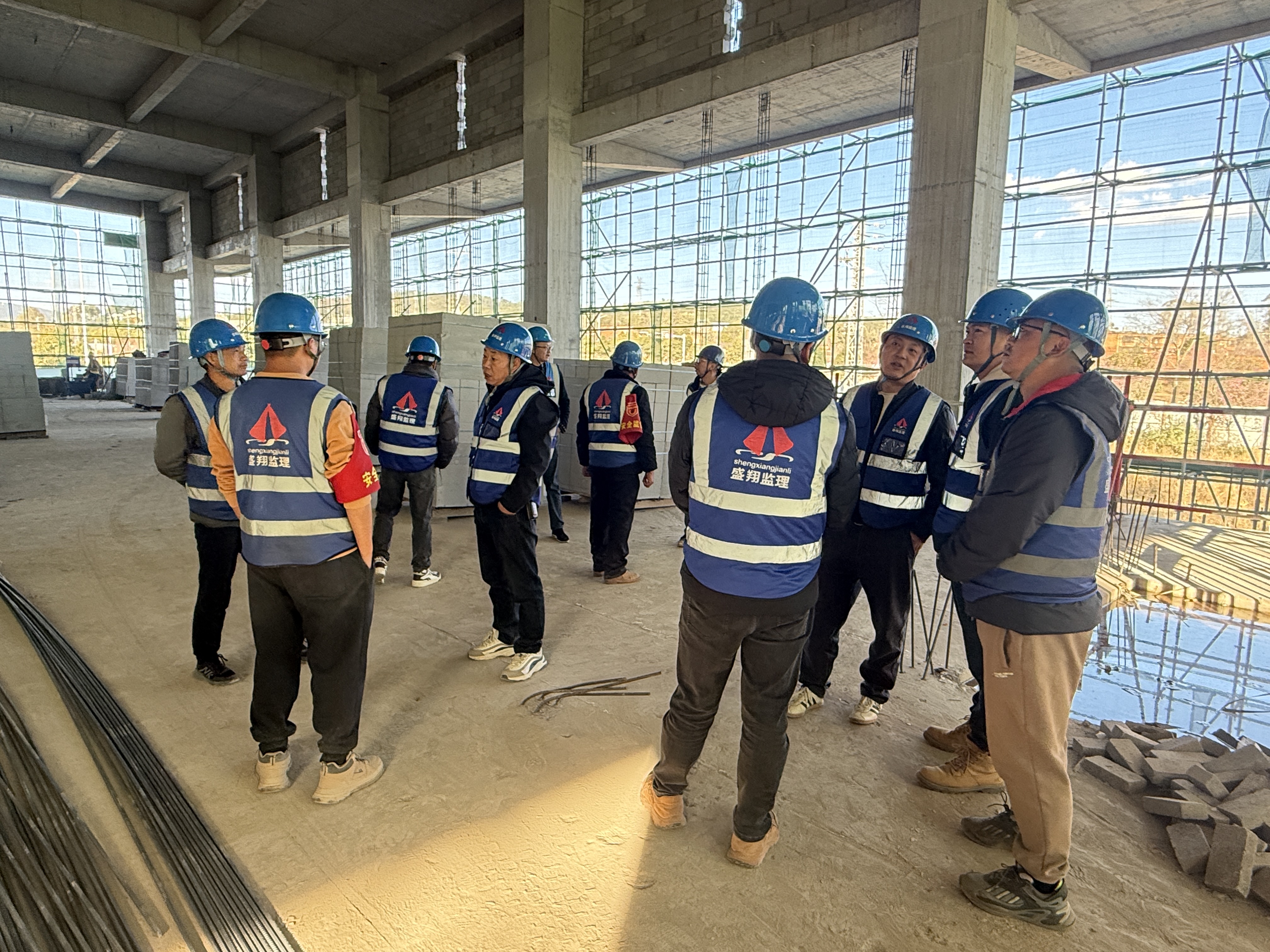 聚焦超高支模難題 共探安全施工之道 ——盛翔監(jiān)理公司專業(yè)組開展“承插型盤口式腳手架高支模”觀摩探討活動